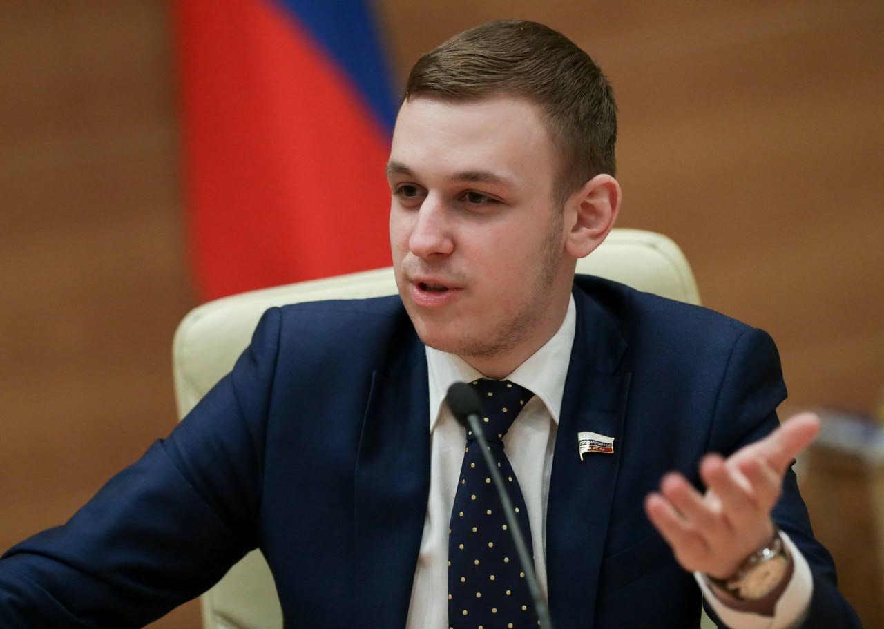 Василий Власов предложил сократить рабочую неделю для некурящих граждан