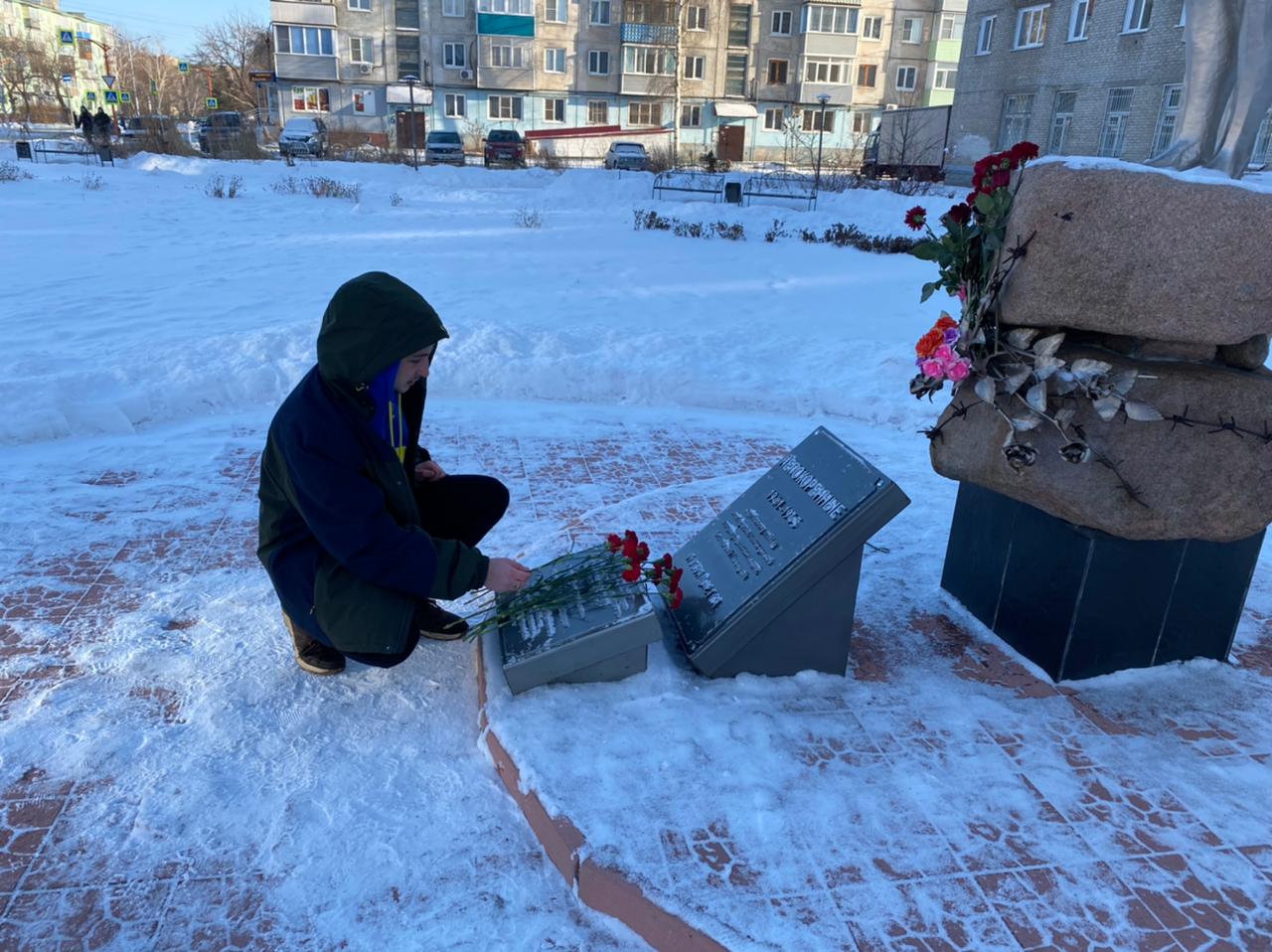 Когда долг превращается в героический поступок. Кемерово фото памятника ленинградцам зима.