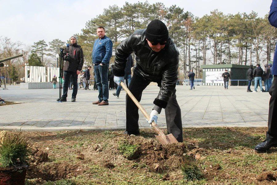 Сад памяти Севастополь. Сад памяти в городе Севастополе. Субботник сад памяти18.03.2024 в Симферополе. Севастополь высадка туй вчера.