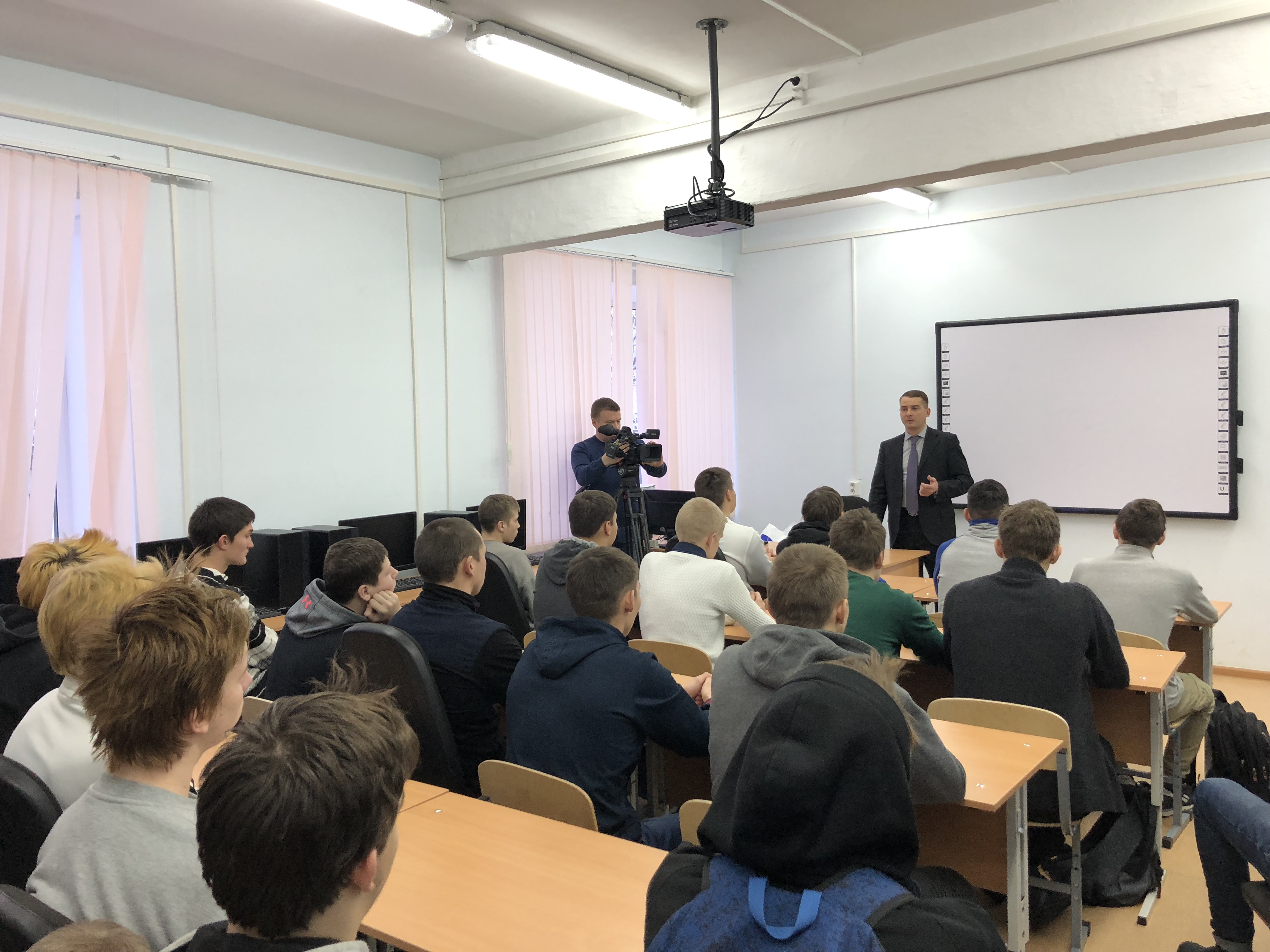Ярослав Нилов провел урок парламентаризма в Ненецком профессиональном училище