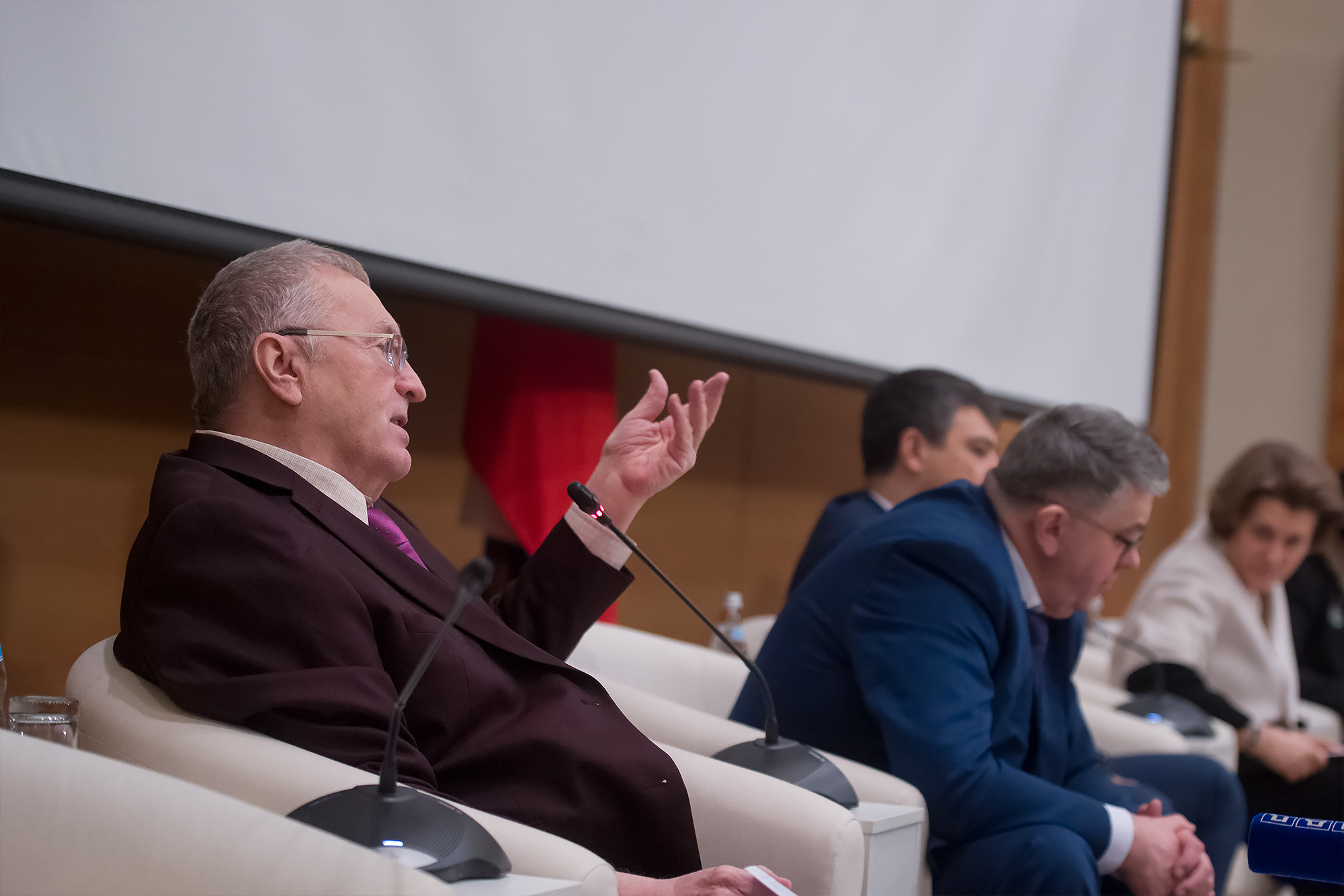 Нужно максимально сократить физические контакты между людьми в период эпидемии