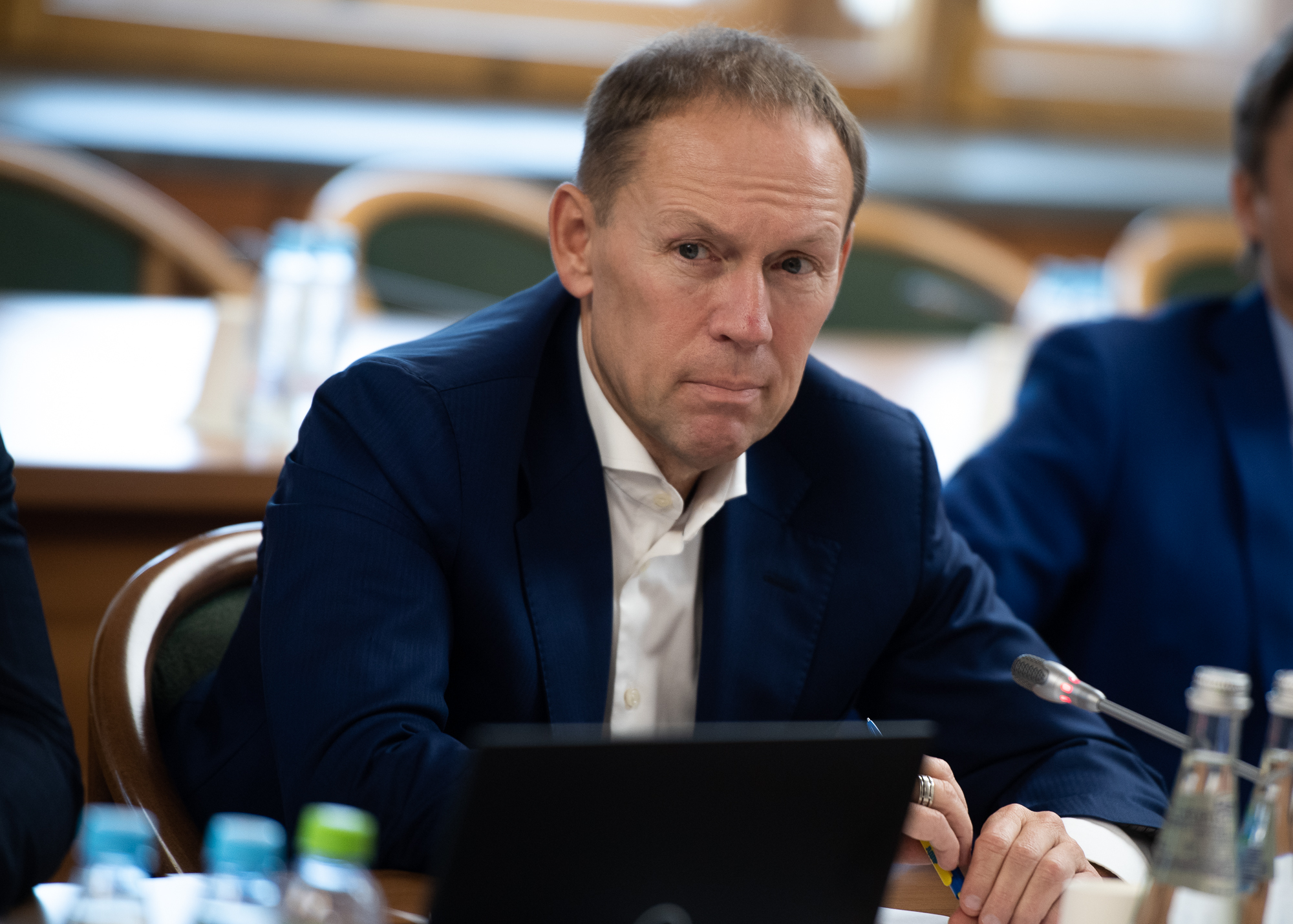 Подлец и негодяй. Подлец и мерзавец. Мем бонд 007. Поставить на счётчик мемы. Подлец и негодяй.