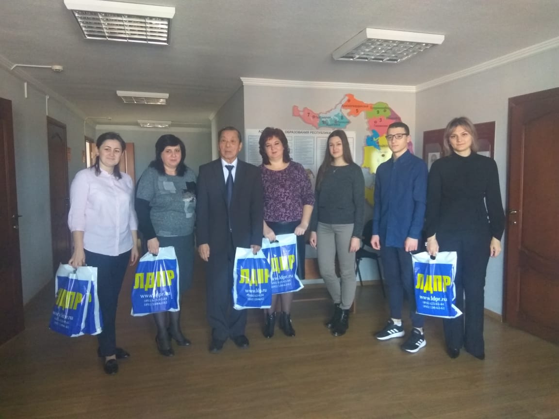 3 декабря в день юриста сотрудники Адыгейского регионального отделения ЛДПР поздравили работников адвокатской палаты республики Адыгея с профессиональным праздником — Днём юриста!