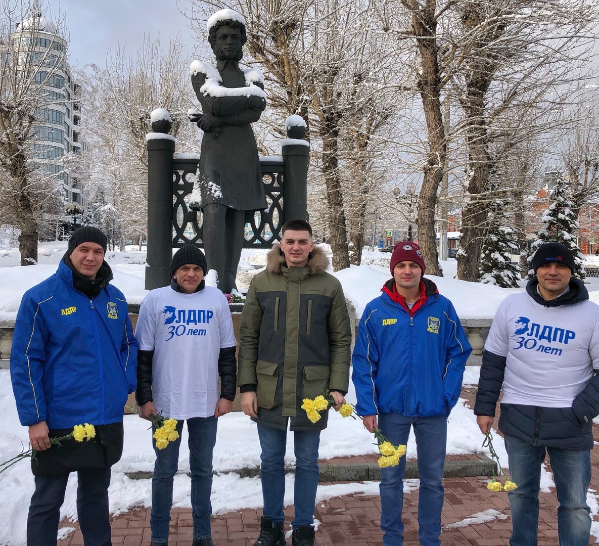 Алтайская ЛДПР возложила цветы к памятнику Пушкина в Барнауле