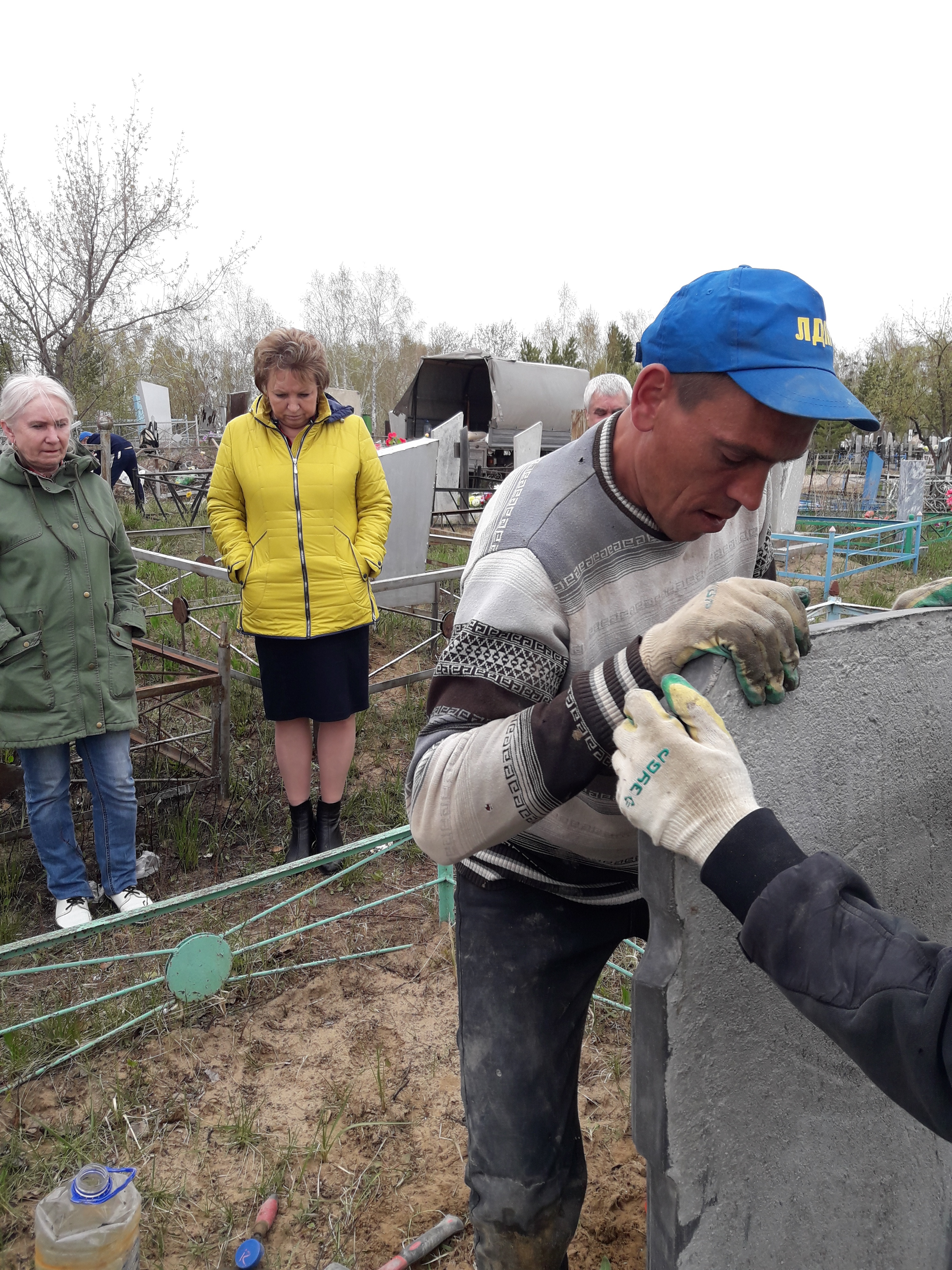 «Никто не забыт, ничто не забыто»: депутаты ЛДПР помогли поставить памятник на могиле солдата