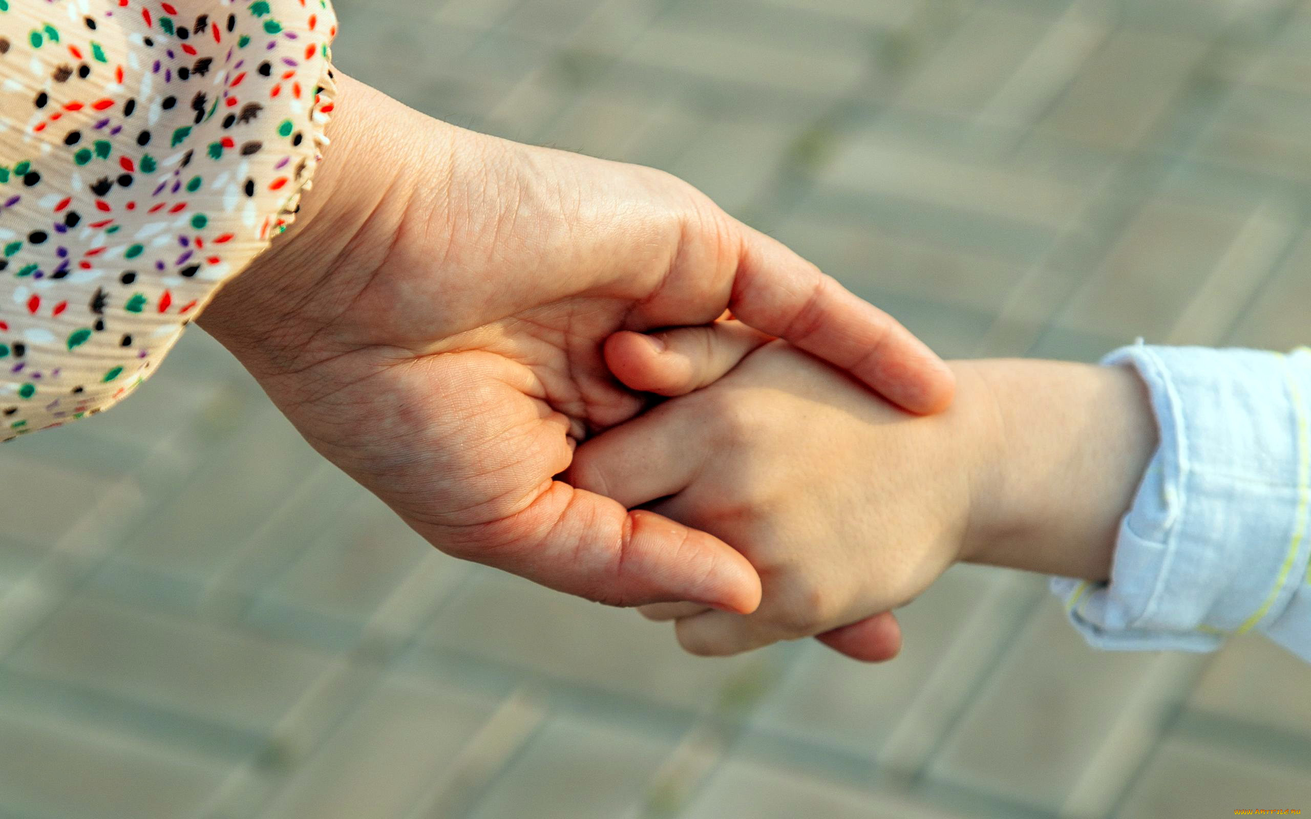дай мне руку мама. детские руки. дай мне руку мама. мамины руки цитаты. нежные руки мамы.