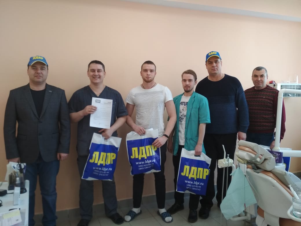 ПОЗДРАВИЛИ СТОМАТОЛОГОВ И ЛАБОРАНТОВ