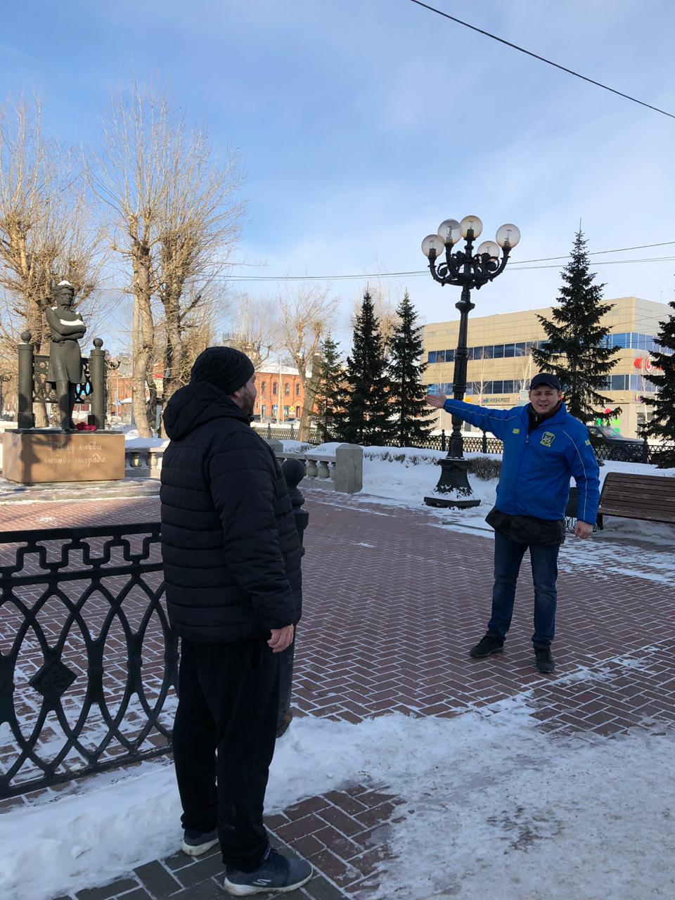 АКТИВИСТ ЛДПР ПРОЧИТАЛ СТИХИ ПУШКИНА ПРОХОЖИМ