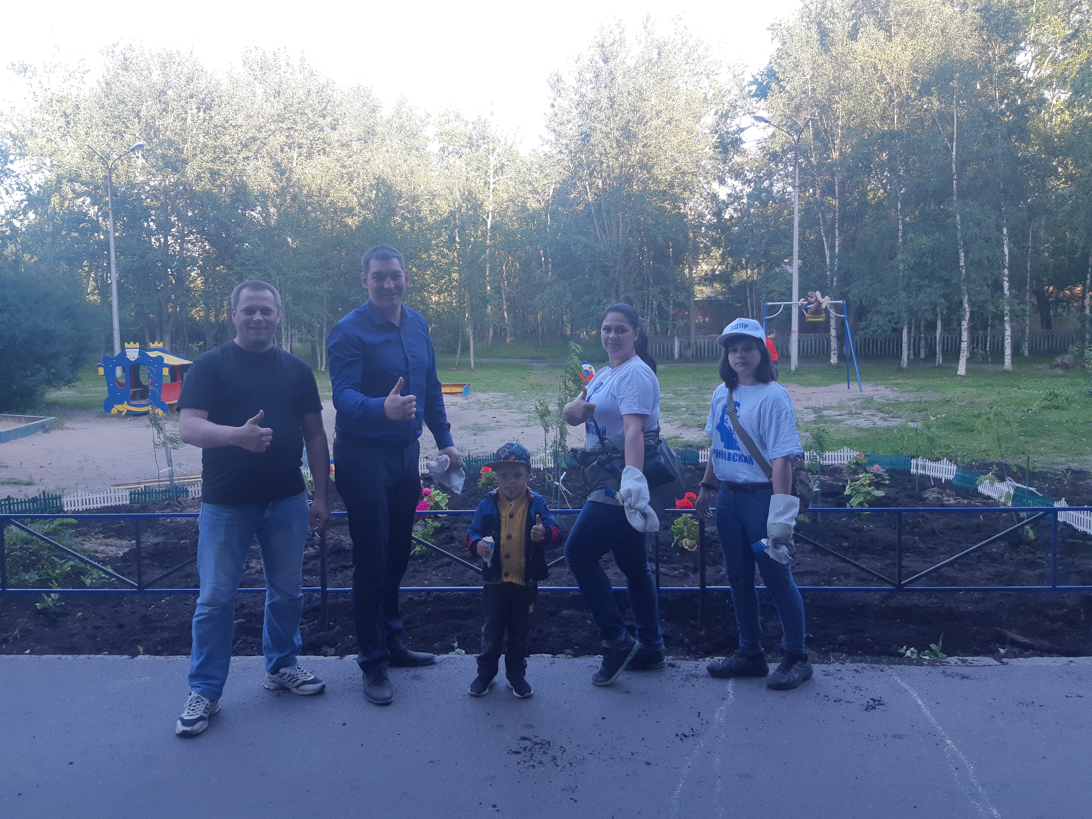 Активисты Архангельской ЛДПР приняли участие в акции по посадке деревьев и цветов