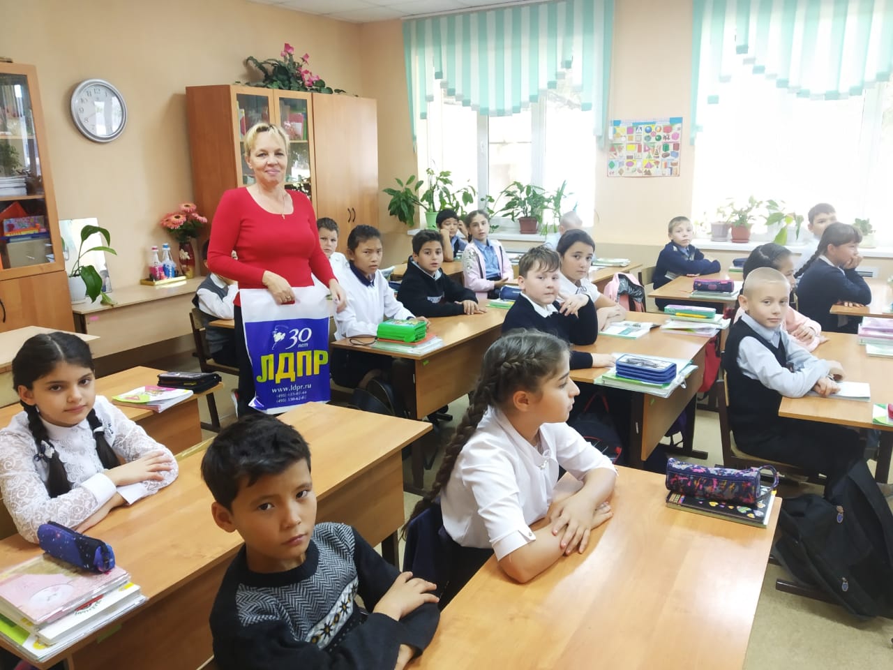 Партийцы поздравили педагогов с Днем учителя