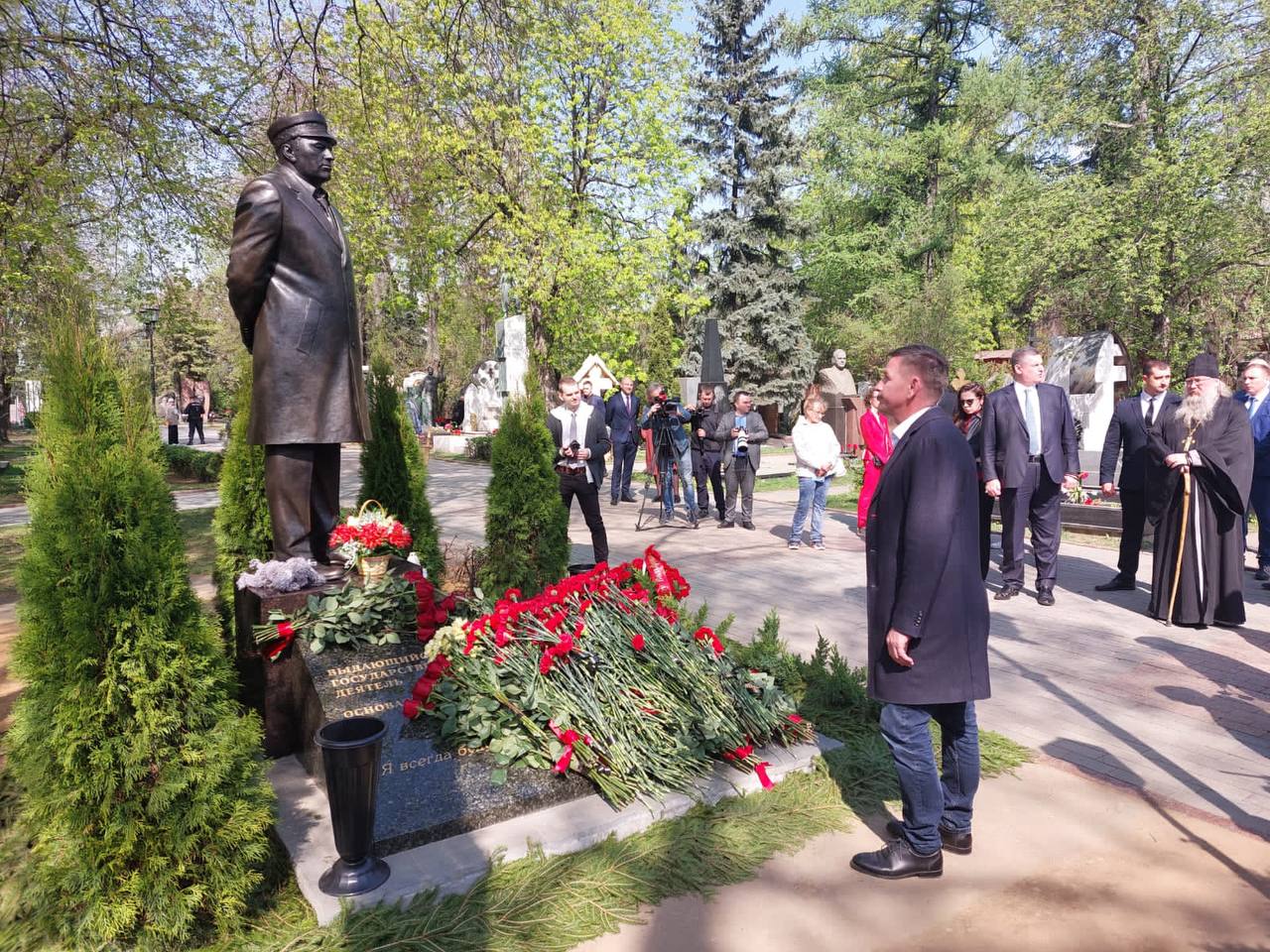 фото памятник жириновскому в москве