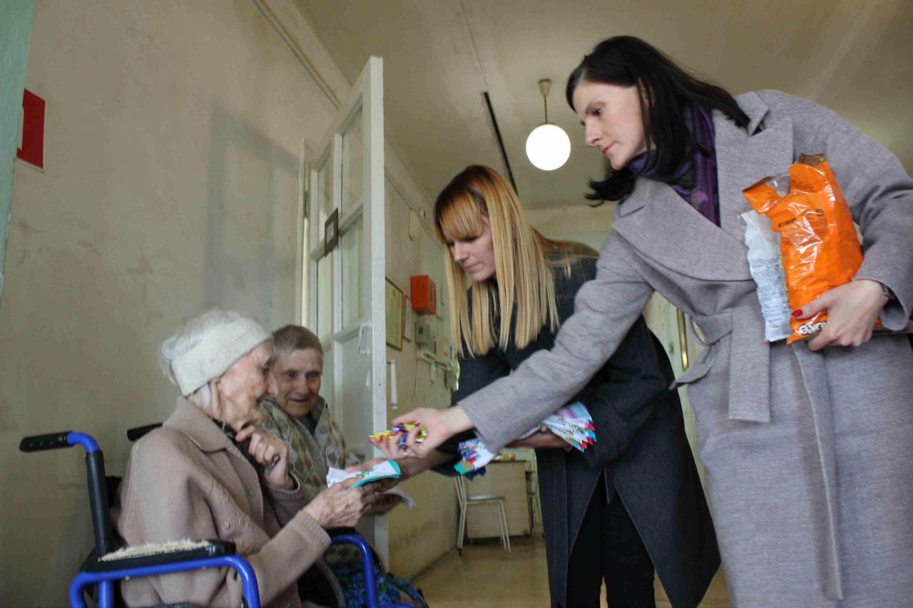 В День пожилого человека депутаты ЛДПР навестили подопечных Знаменской больницы