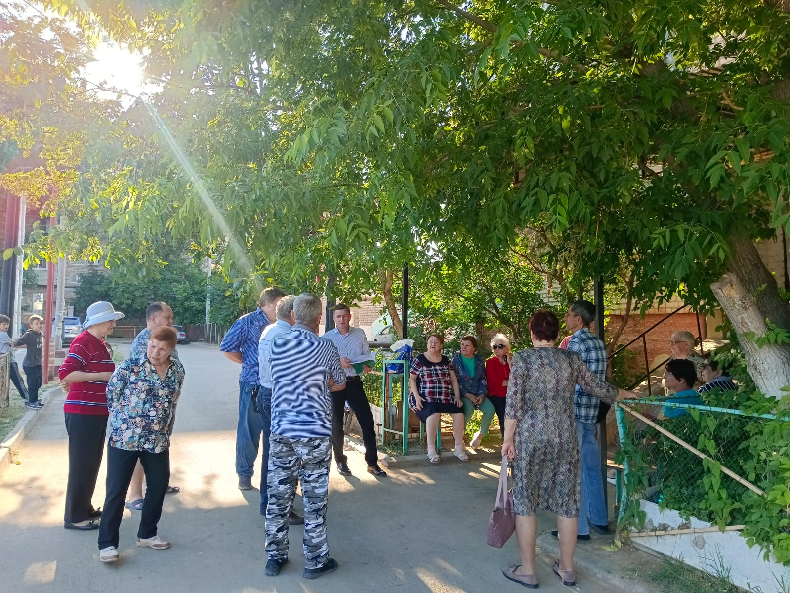 Партийцы провели встречу с жителями города Камызяк
