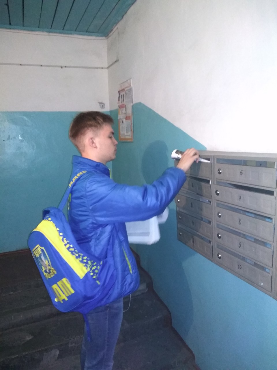 Активисты ЗРО ЛДПР активно раздают партийную прессу.