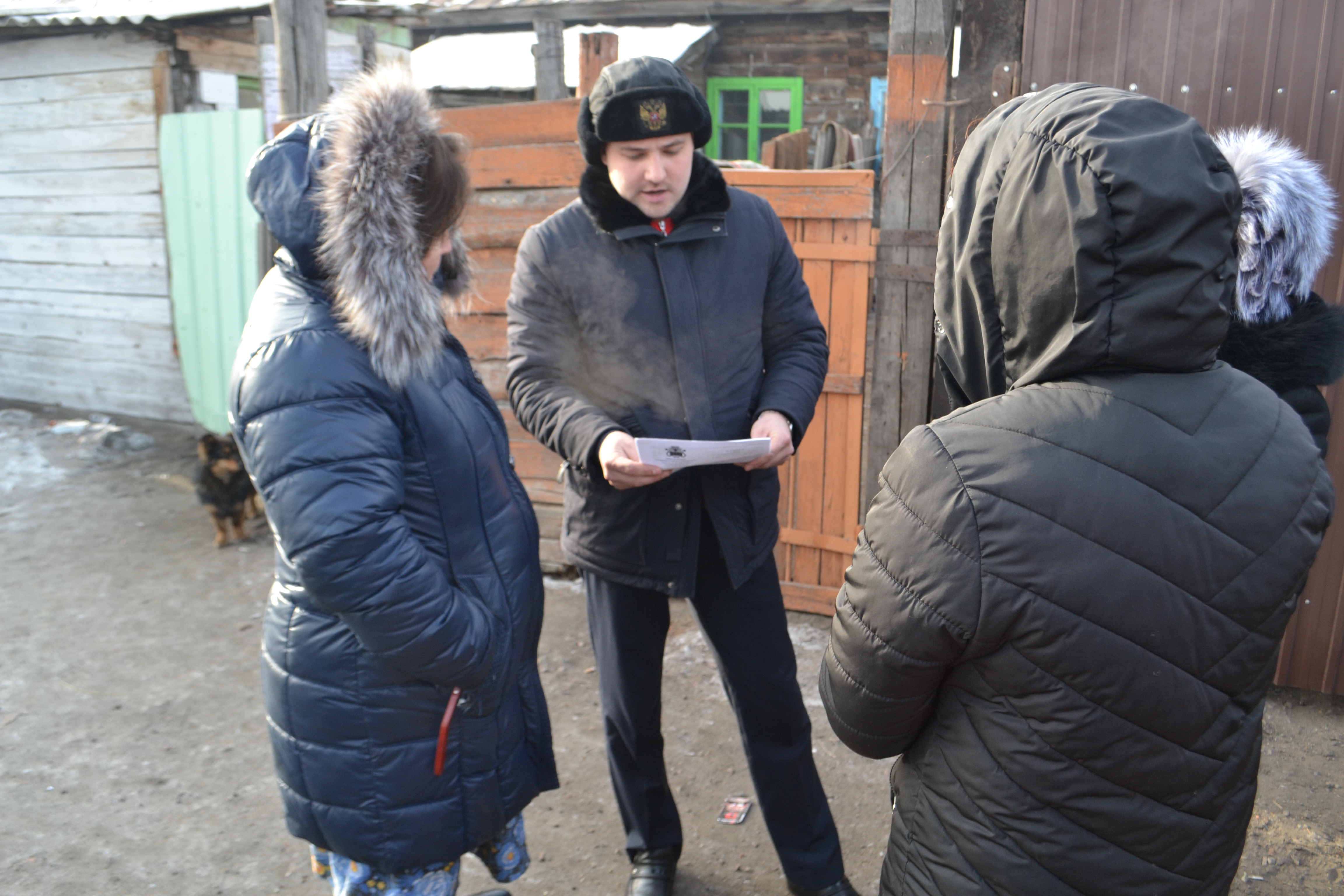 Депутат от ЛДПР Игорь Бояркин встретился с жильцами аварийного барака.