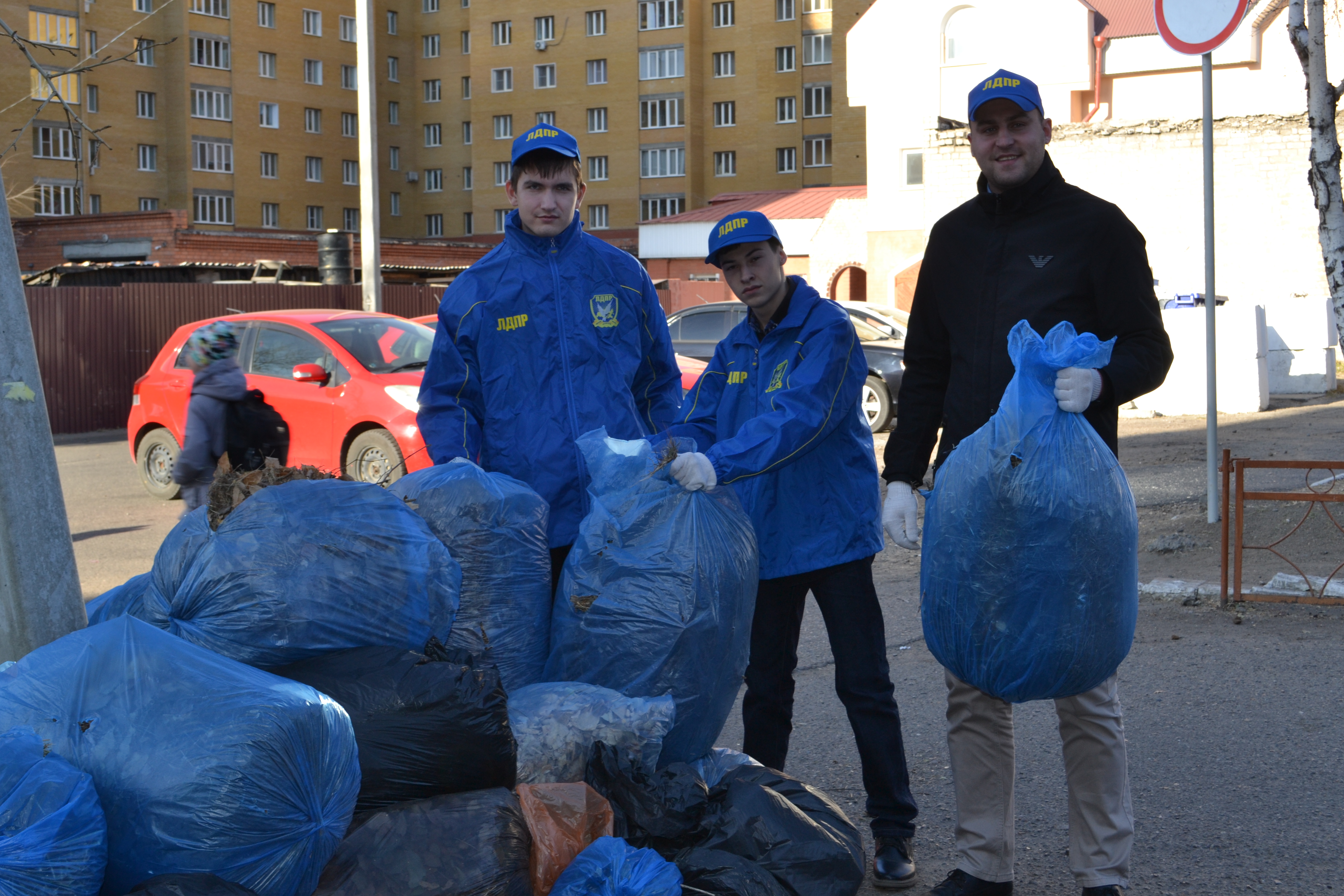 Активисты ЗРО ЛДПР приняли участие в общегородском субботнике.
