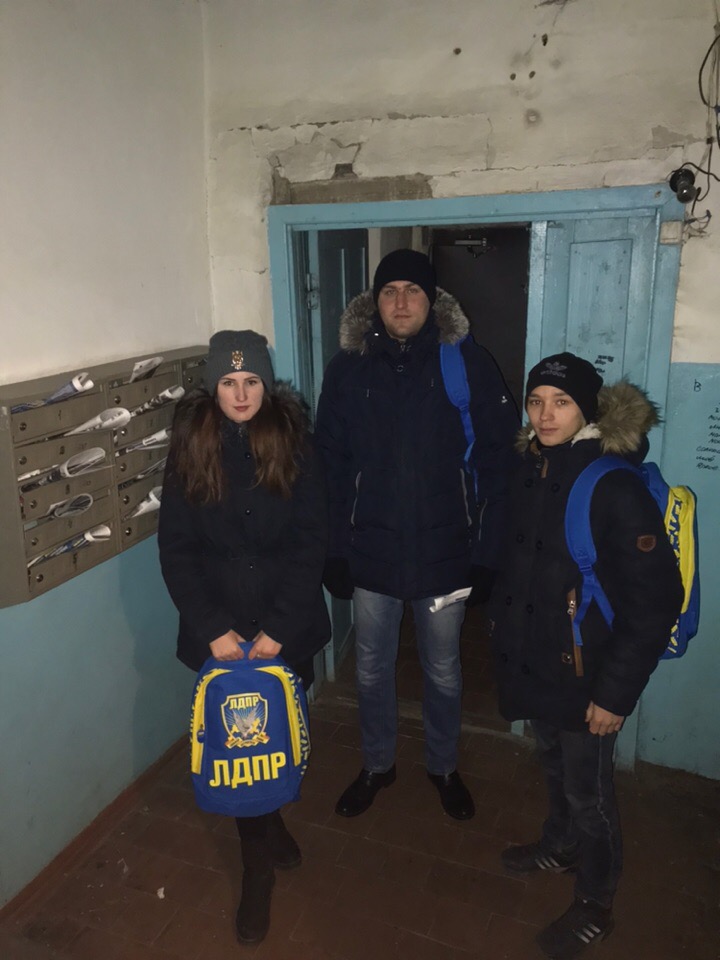 Раздача нового номера газеты "ЛДПР Забайкалье"
