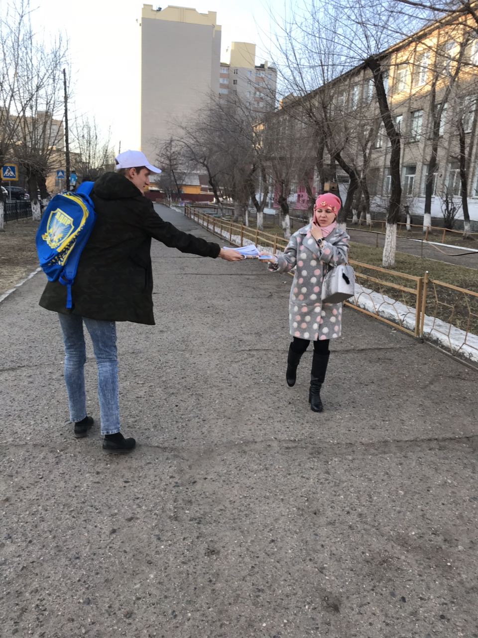 Раздача газеты "ЛДПР Забайкалье"