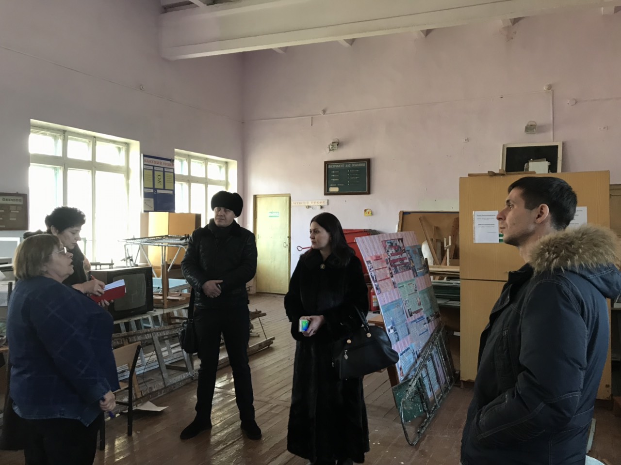 Депутатам от ЛДПР рассказали о проблемах в сельской школе.