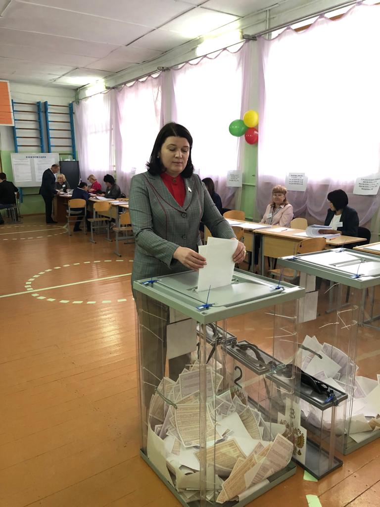 Депутат Государственной Думы Василина Кулиева проголосовала на выборах в Чите.
