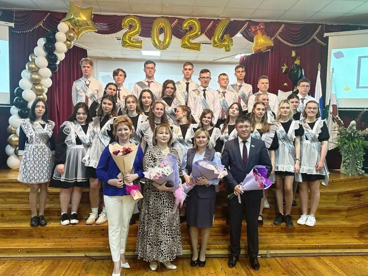 Башкирские партийцы поздравили выпускников с днем Последнего школьного звонка