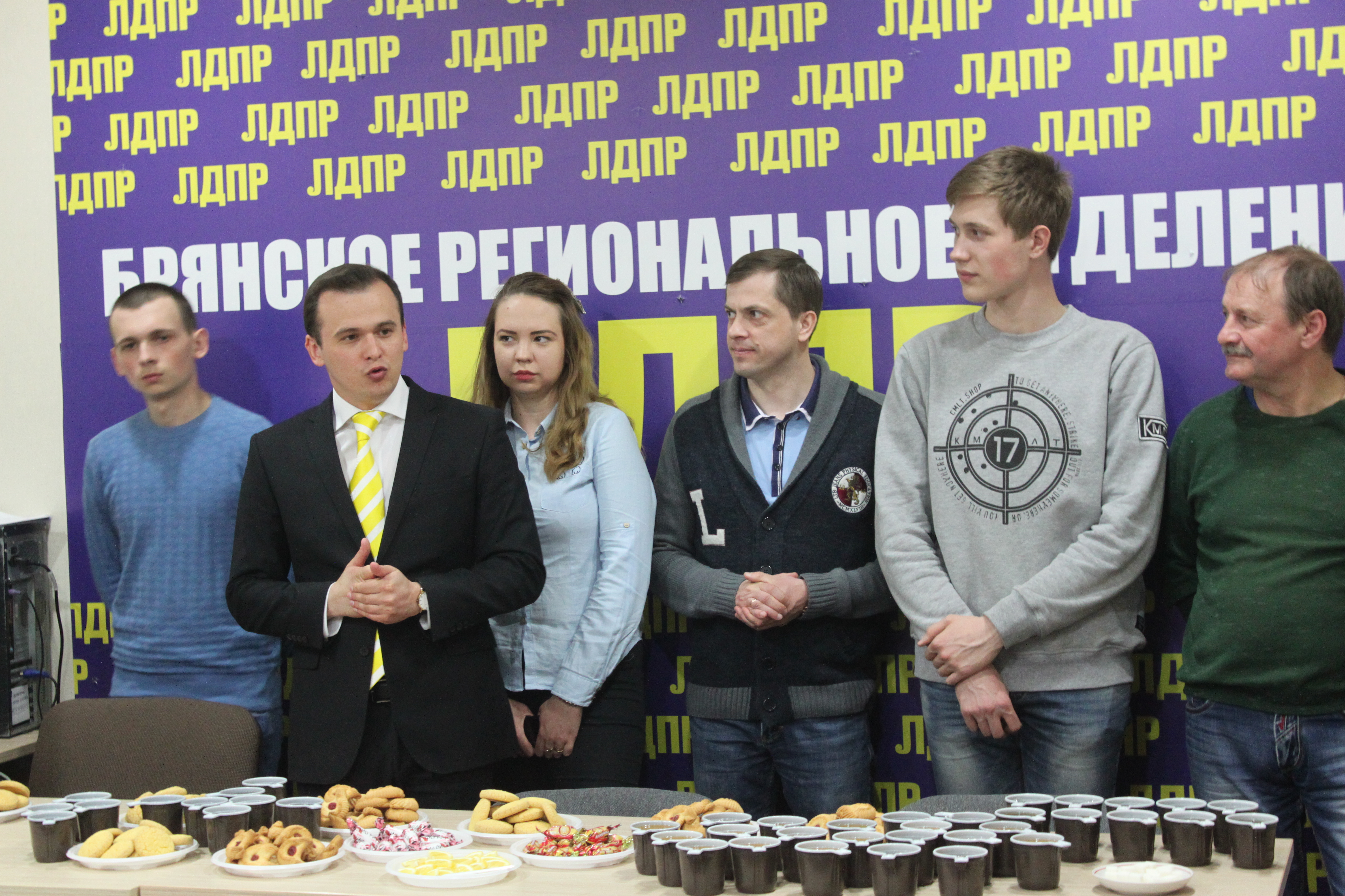 В Брянске активисты ЛДПР отметили день рождения Владимира Жириновского скромным чаепитием