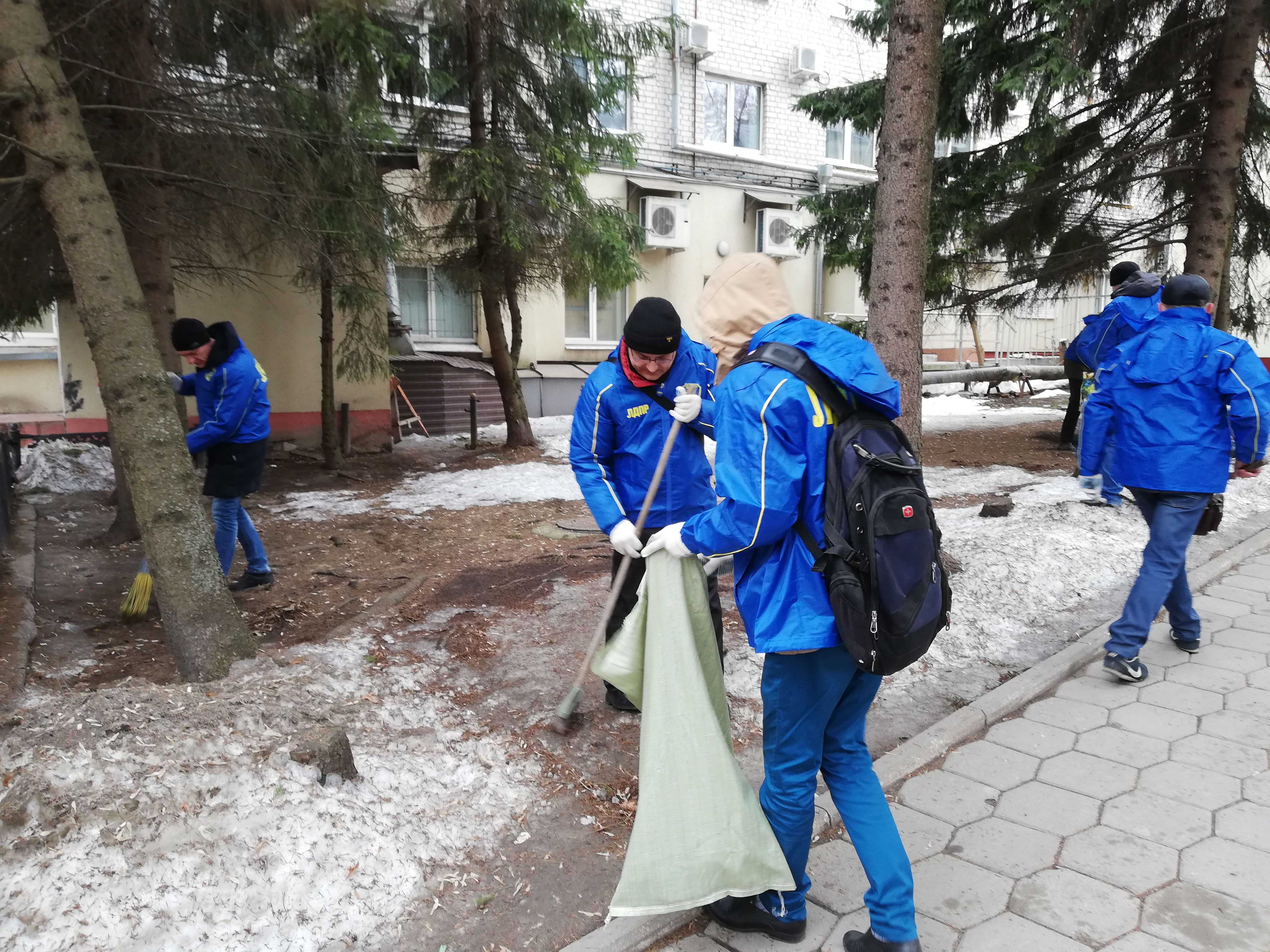В День работника ЖКХ активисты ЛДПР сделали коммунальщикам подарок