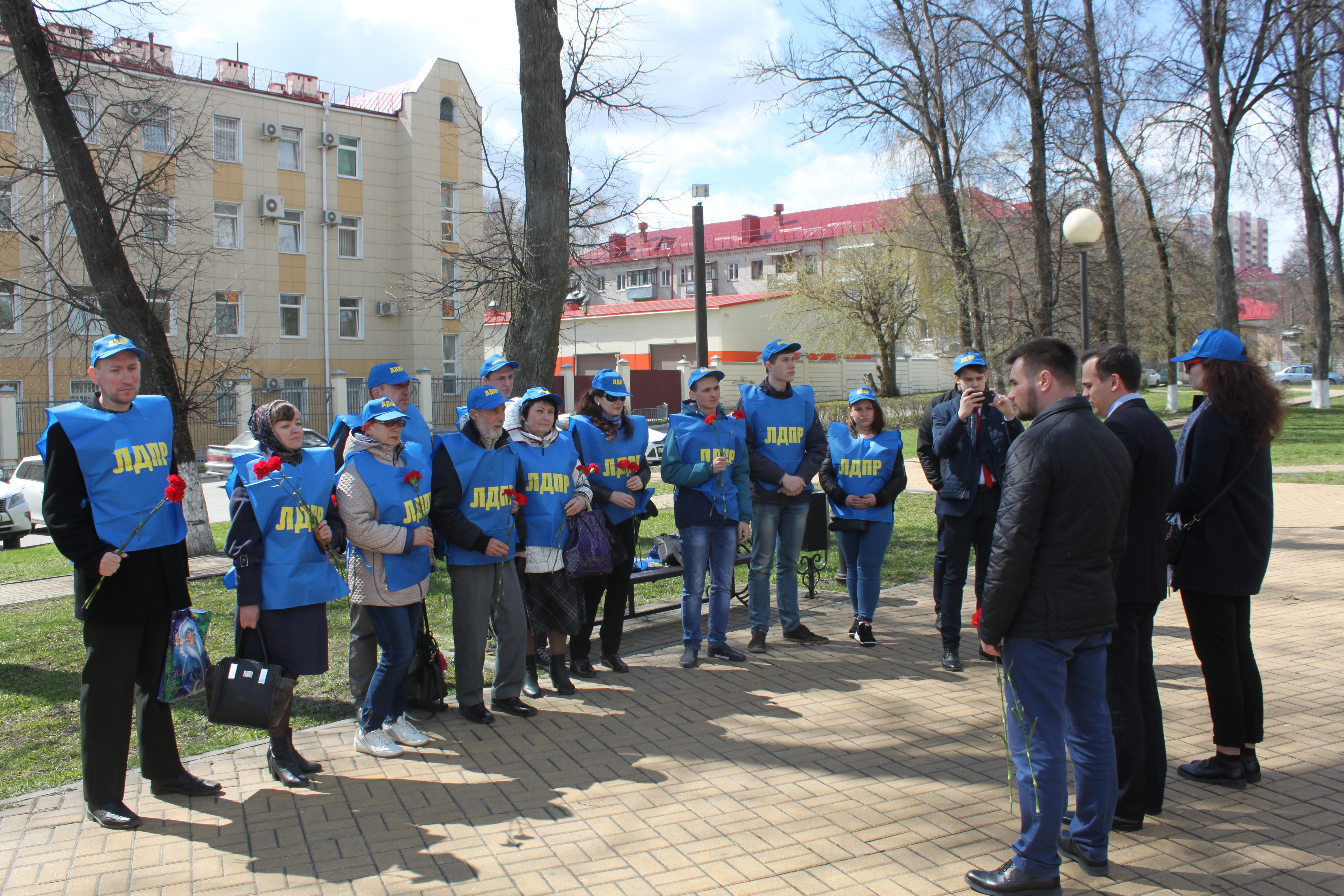 Активисты Брянского отделения ЛДПР почтили память жертв трагедии на Чернобыльской АЭС