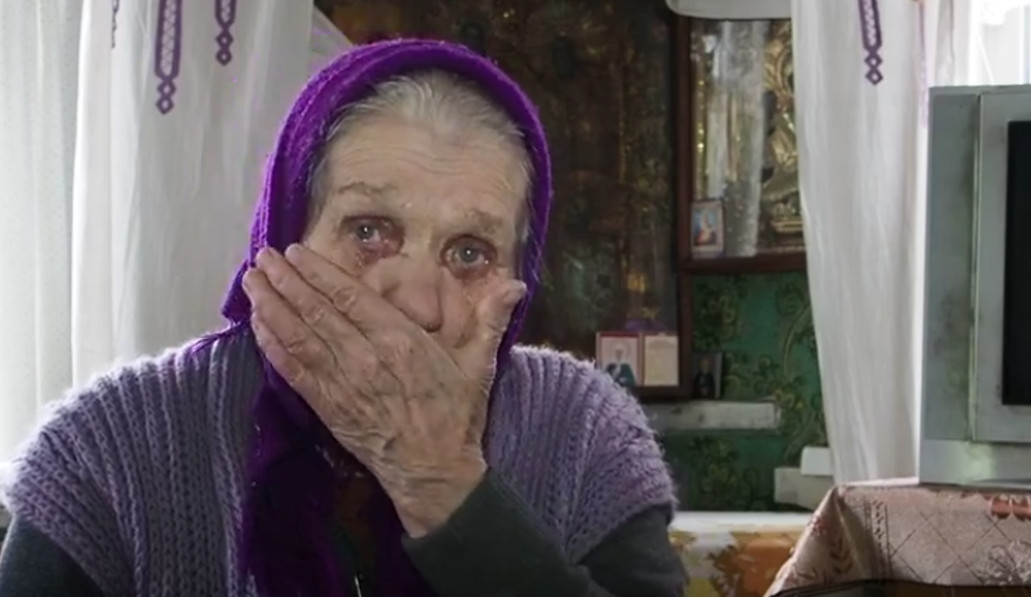 Почепские активисты ЛДПР пришли на помощь пенсионерке и ее сыну-инвалиду