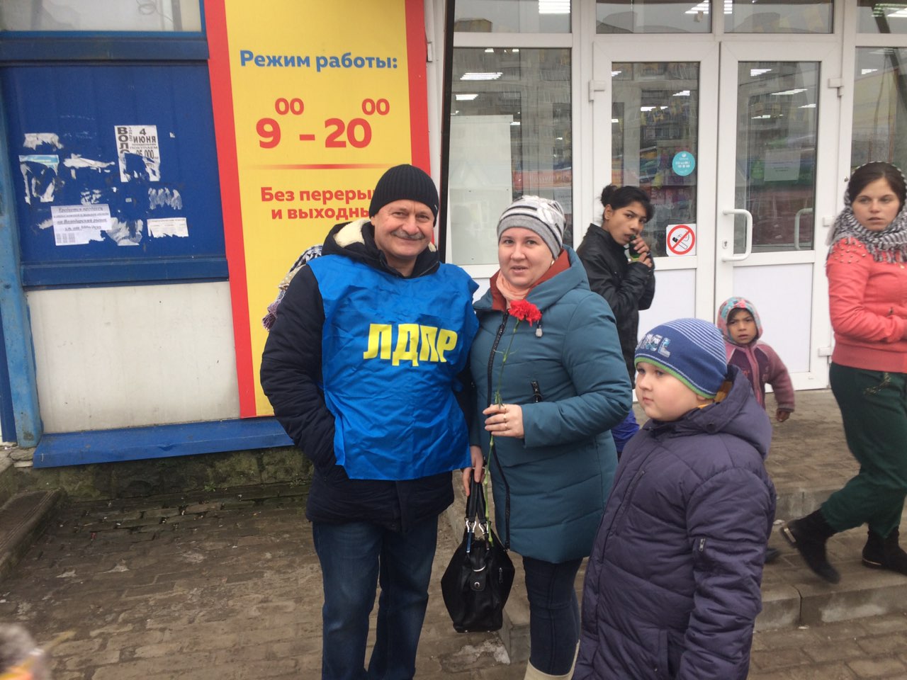 Активисты ЛДПР поздравили матерей с их днем!