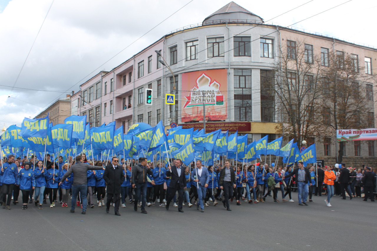 ЛДПР на параде поздравила Брянск с Днем города
