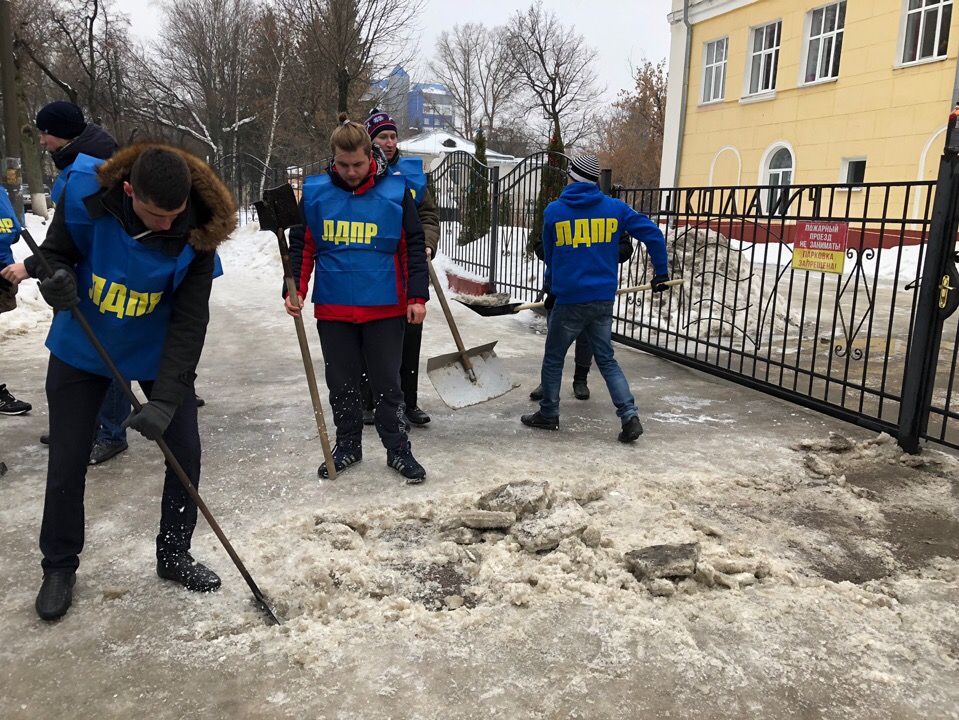 ЛДПР помогла дорожникам и коммунальщикам в борьбе со снегом и льдом
