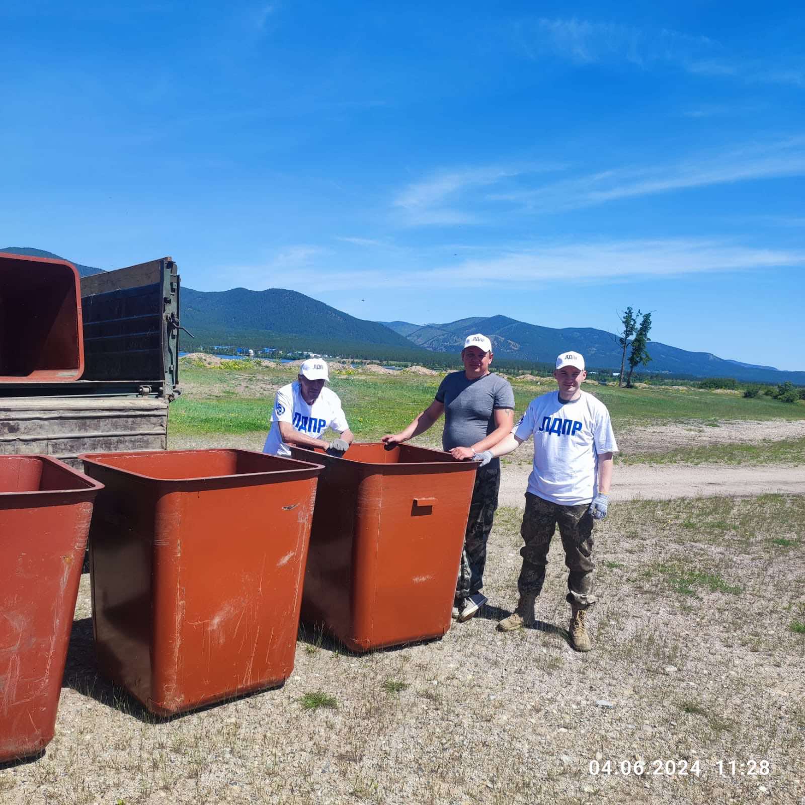 Депутат ЛДПР установил новые мусорные баки на озерах Гусиное и Щучье