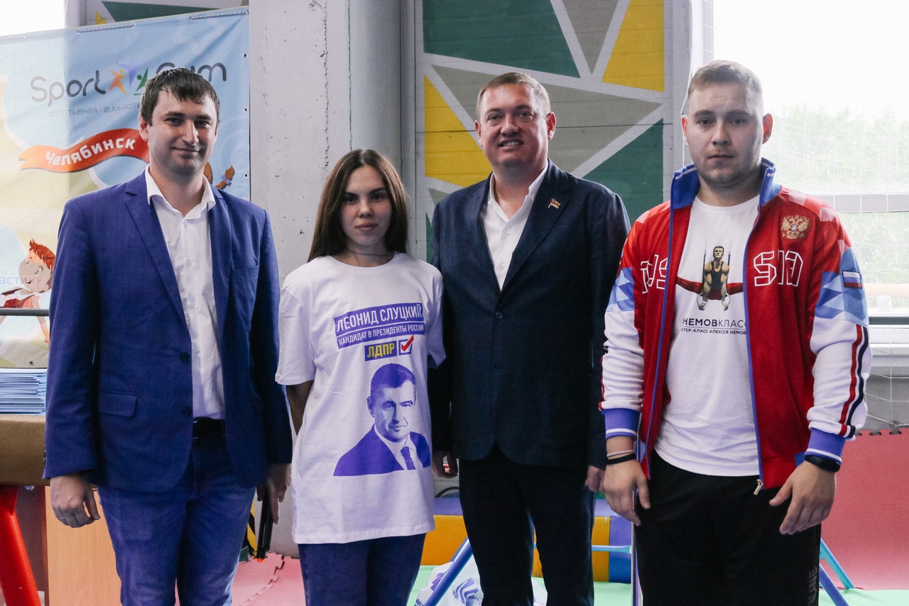 Депутат Алексей Беседин вручил благодарности тренерам по спортивной гимнастике 
