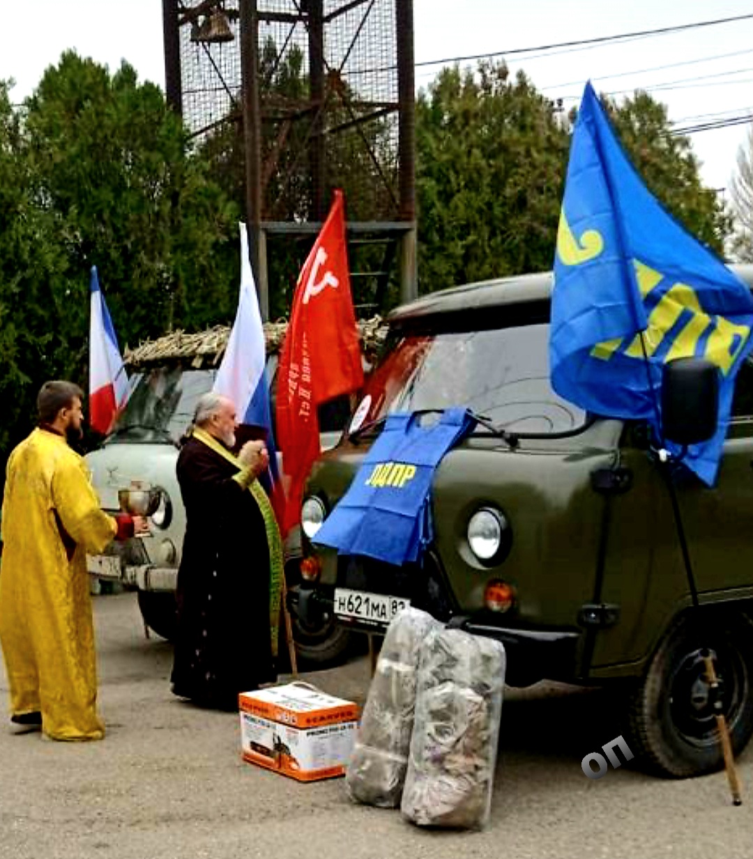 Священник освящает авто