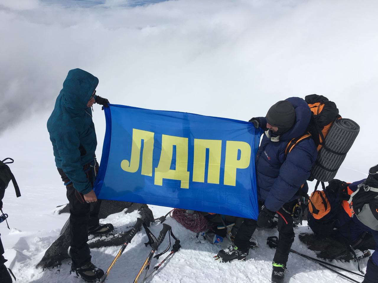 Активисты Дагестанского РО ЛДПР покорили Эльбрус.