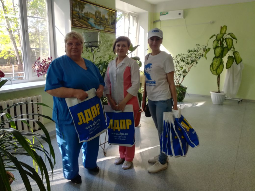 Представители ЛДПР поздравили медицинских сестёр с профессиональным праздником