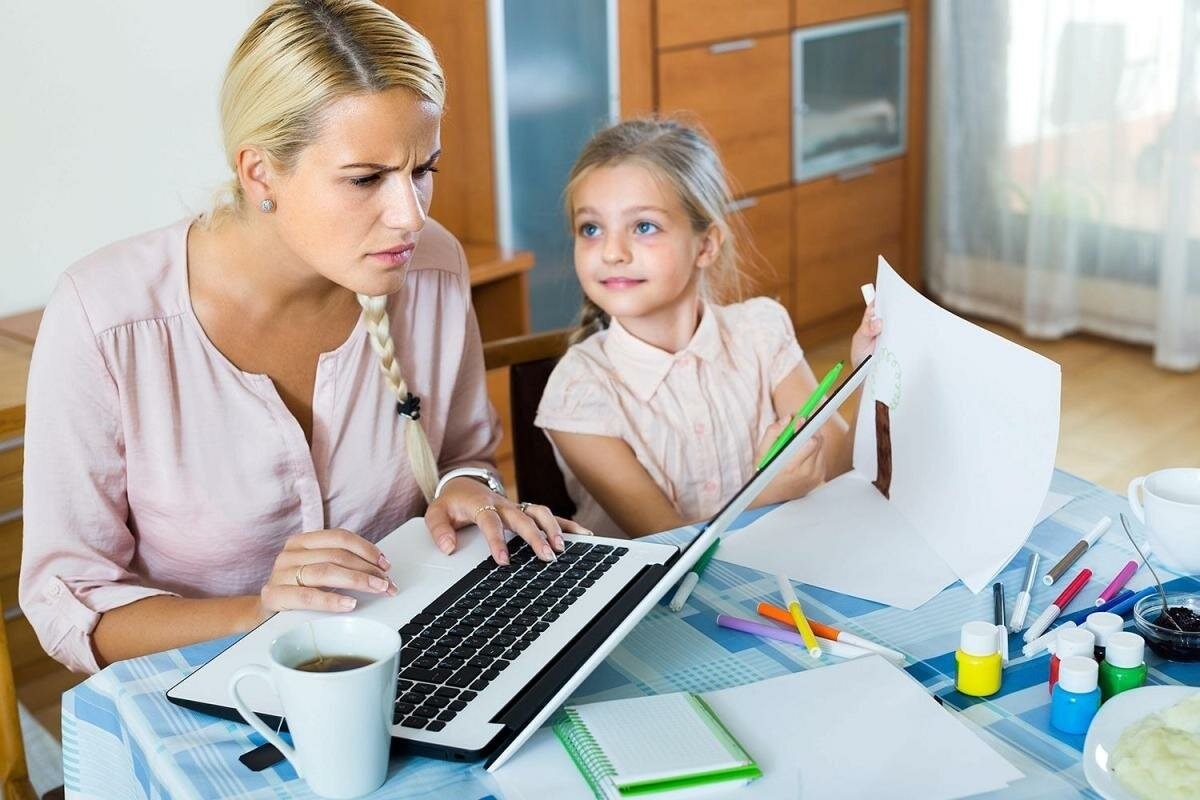 Мама с ребенком за компьютером