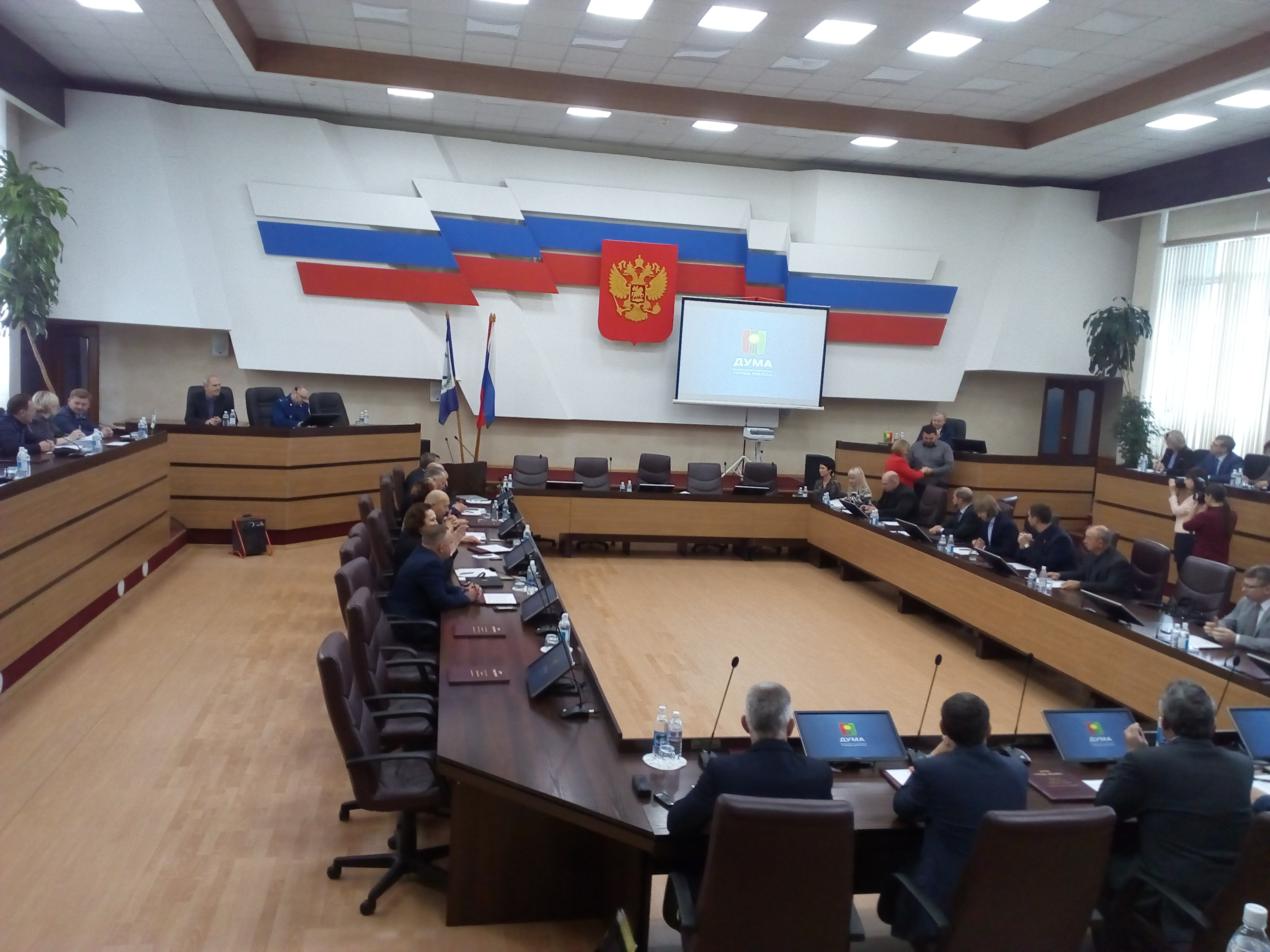 Удостоверение депутата Думы города Братска вручено Максиму Игнатову