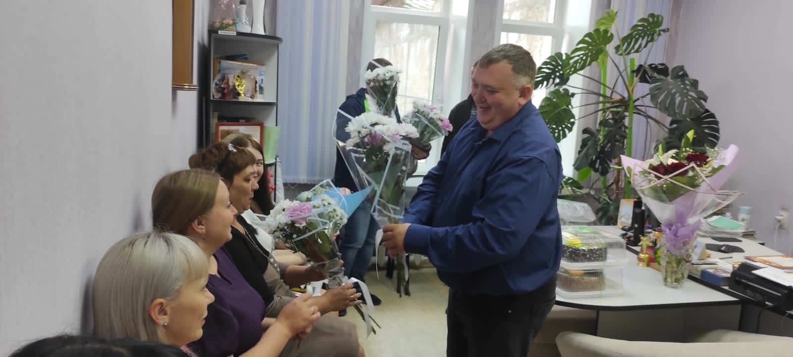 Депутаты ЛДПР из Усть-Кута поздравили социальных работников с профессиональным праздником