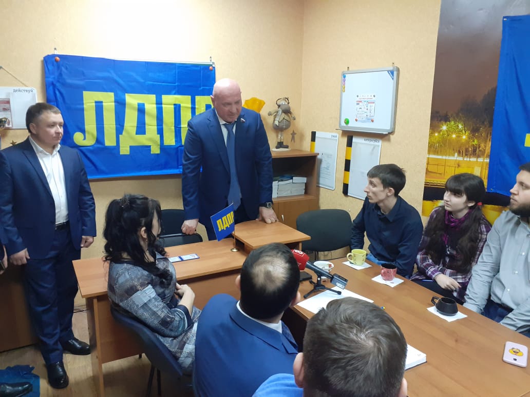 Депутат Государственной Думы Сергей Натаров посетил Ангарское отделение партии ЛДПР