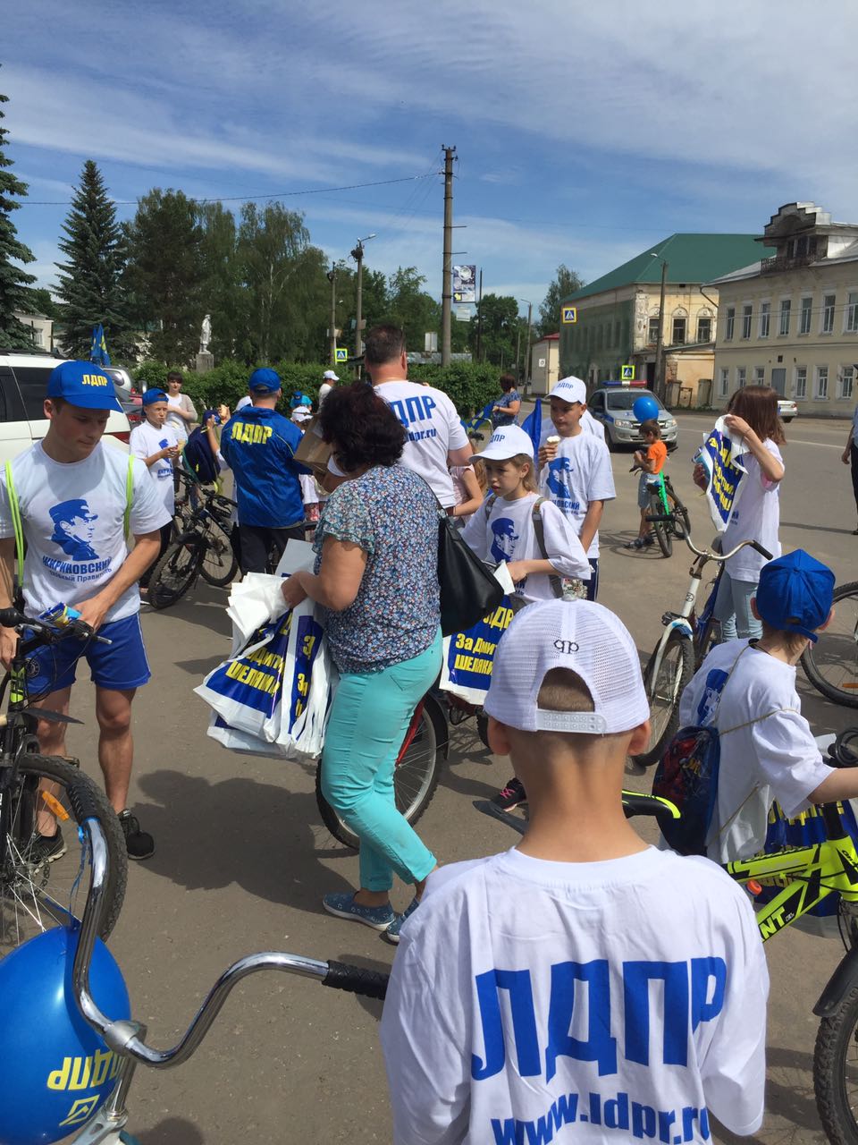 1 июня в Вичуге городским и районным отделениями ЛДПР был организован велопробег в рамках проведения дня защиты детей