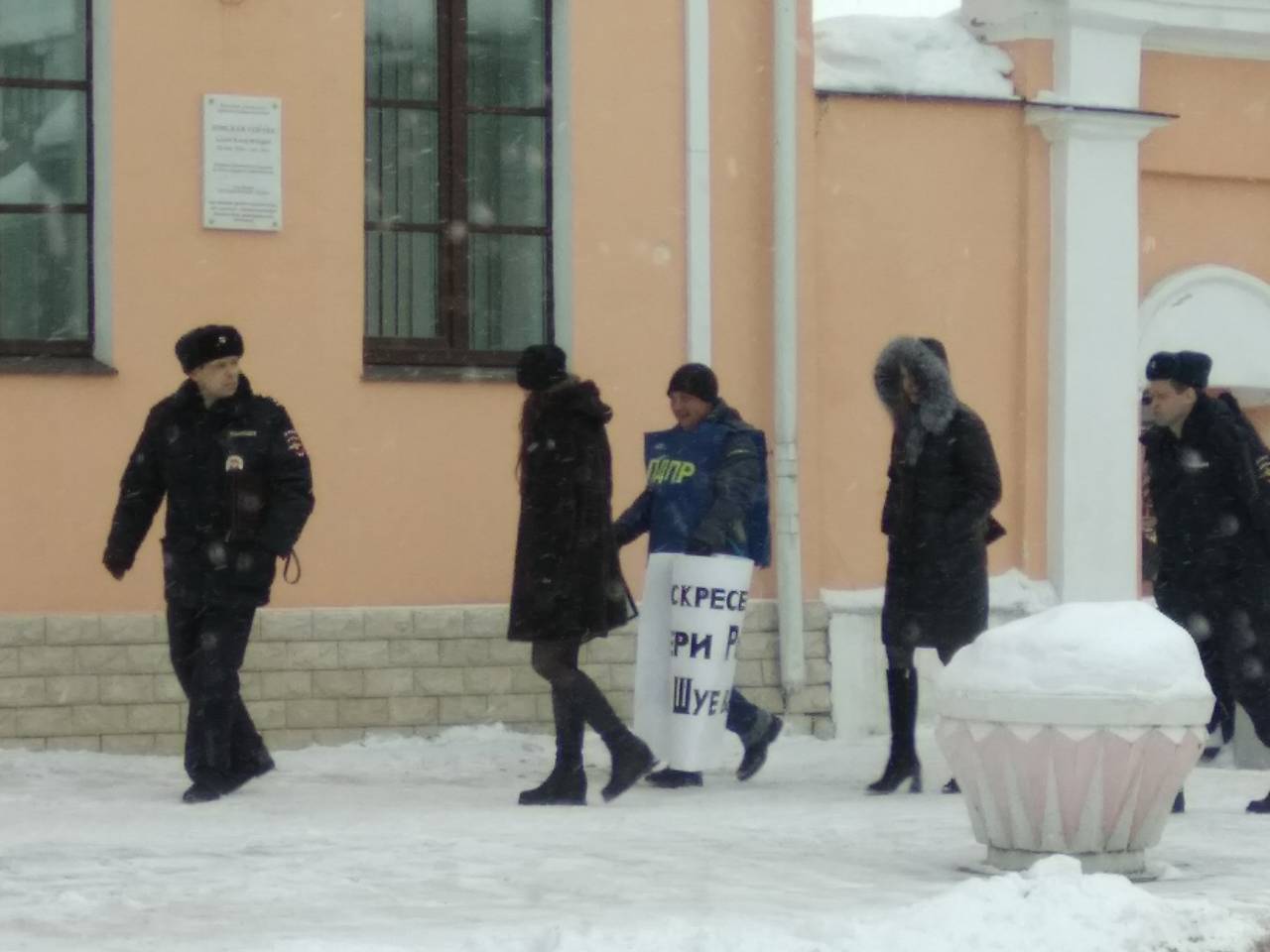 Кто против пикетов?