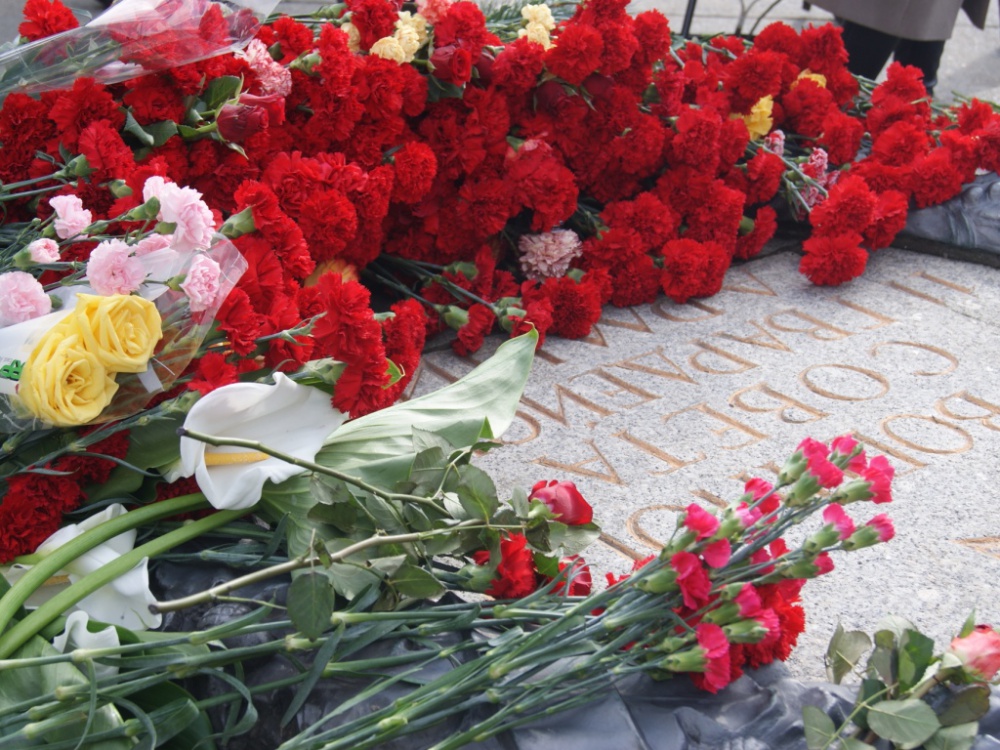 день скорби курган. росгвардия новгородская область. принял участие в возложении цветов. принял участие в возложении цветов. возложение цветов в день защитника отечества.