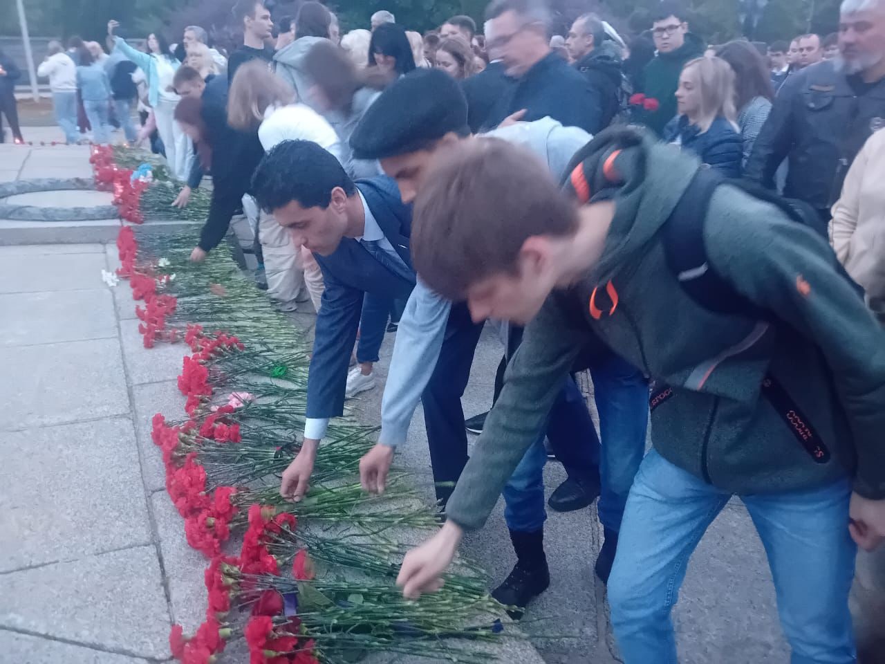 В День памяти и скорби калининградские партийцы возложили цветы к мемориалу павших