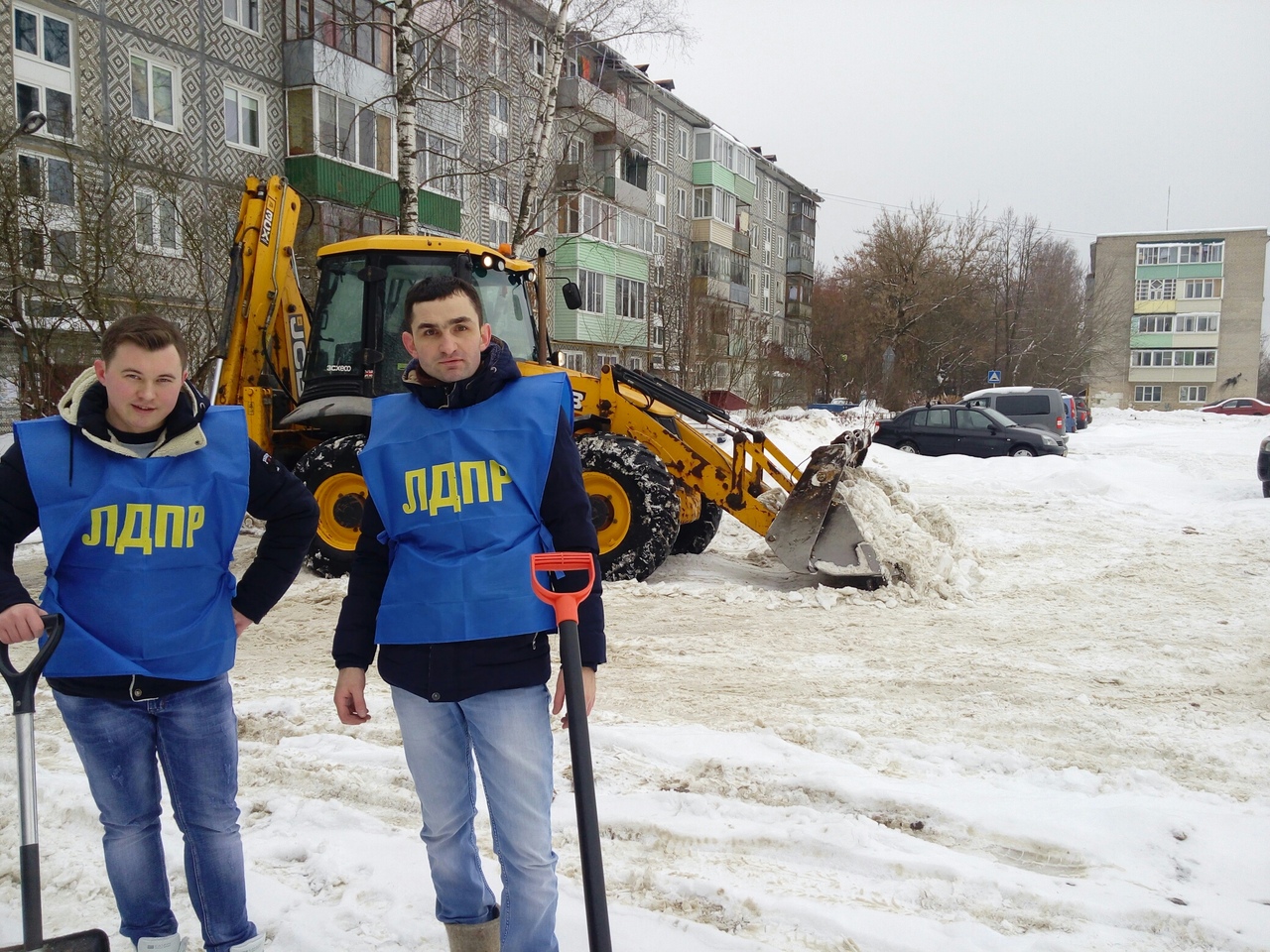 ЛДПР помогает в расчистке дворов от снега!