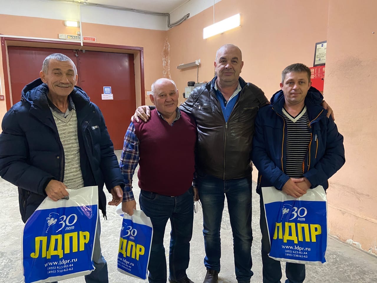 Начинаем поздравления с наступающим Новым Годом!