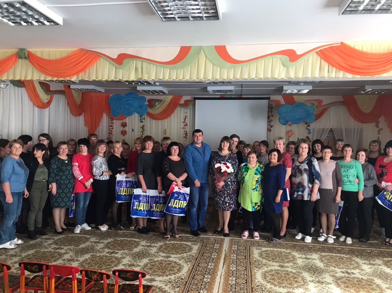 ЛДПР поздравила сотрудников детского сада "Забава"!