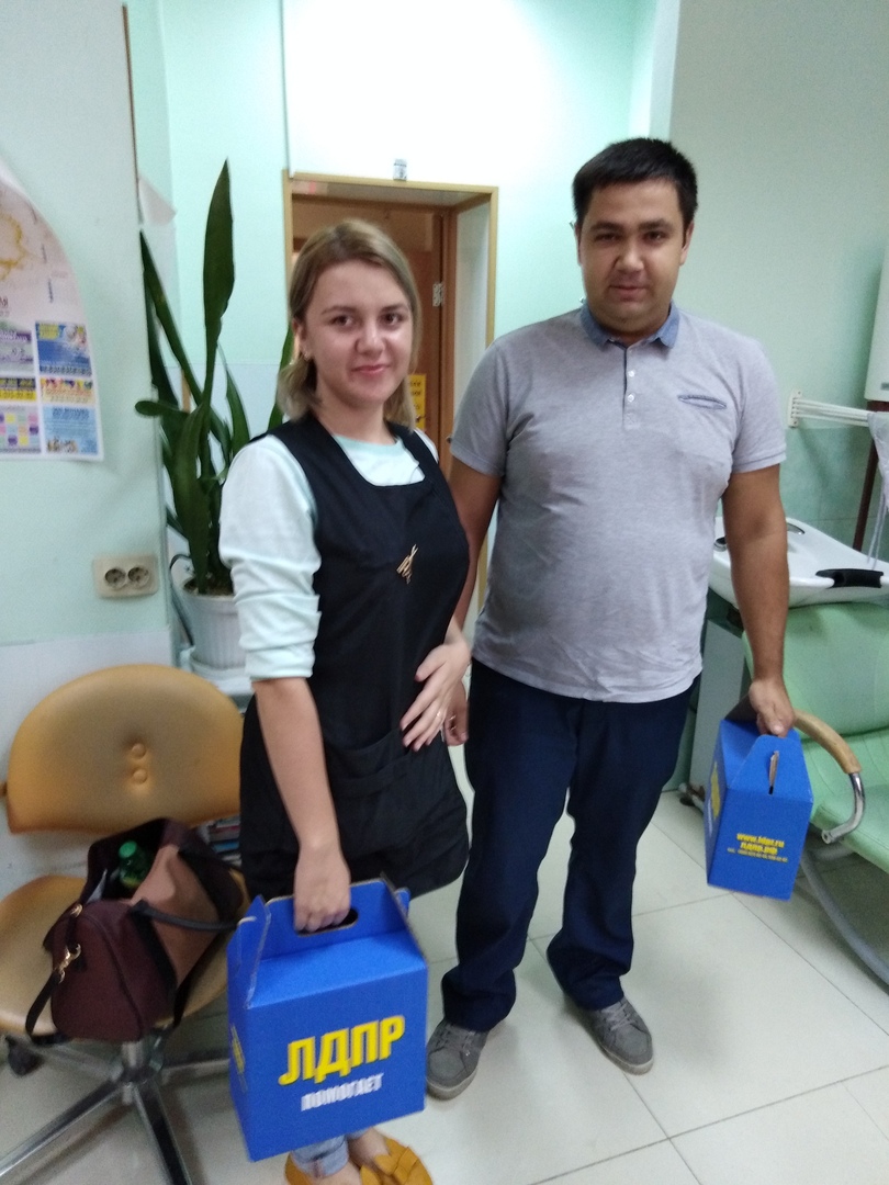 ЛДПР поздравила служителей искусства красоты в г. Козельске!