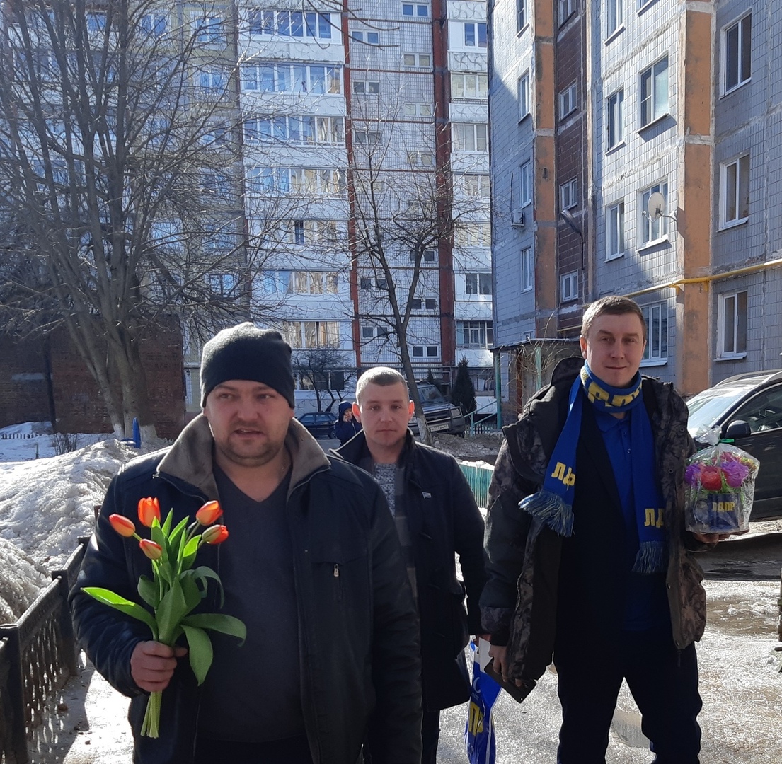 Цветы и подарки в первый праздник наступившей весны!